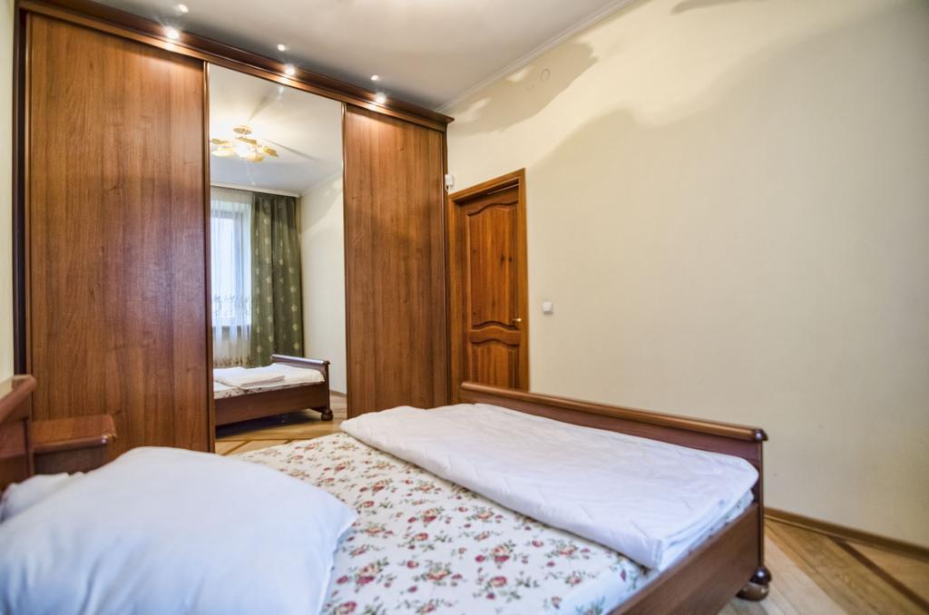 Apartment Hnatuka center Lviv Bagian luar foto